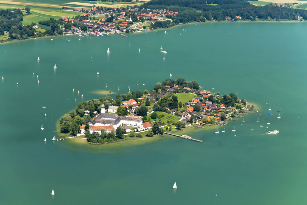 Luftaufnahme von der Fraueninsel im Chiemsee | Chiemsee Alpenhotels